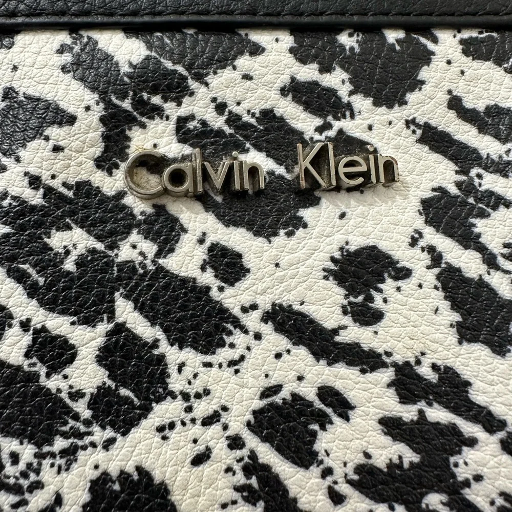 Calvin Klein Womens Black White Animal Print  Wristlet Purse